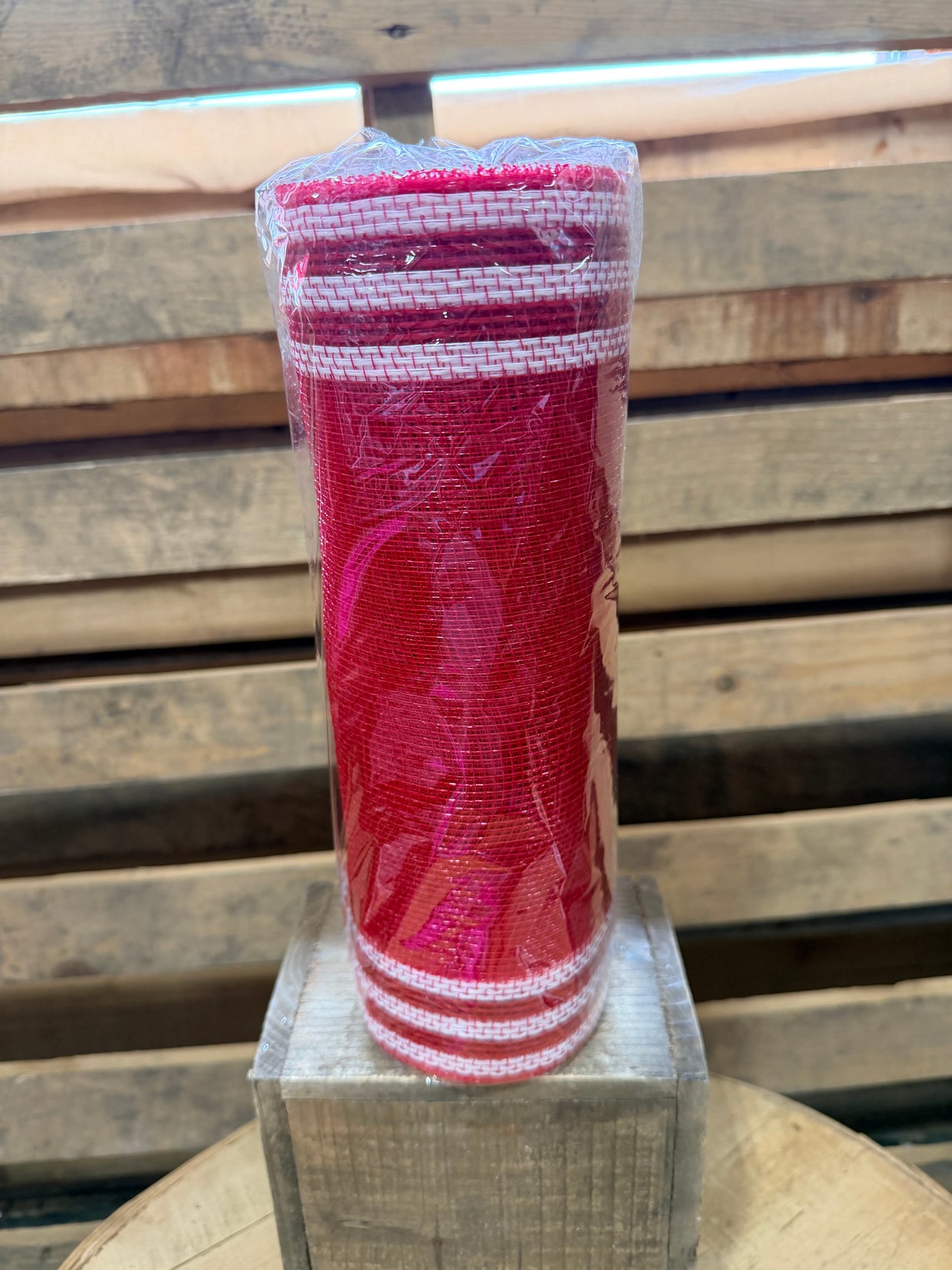 10" x 10Y red and white boarder stripe mesh - RY832549