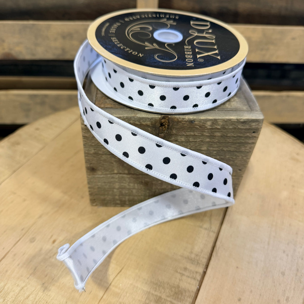 7/8" x 10y white and black dot Dlux ribbon - LX304527