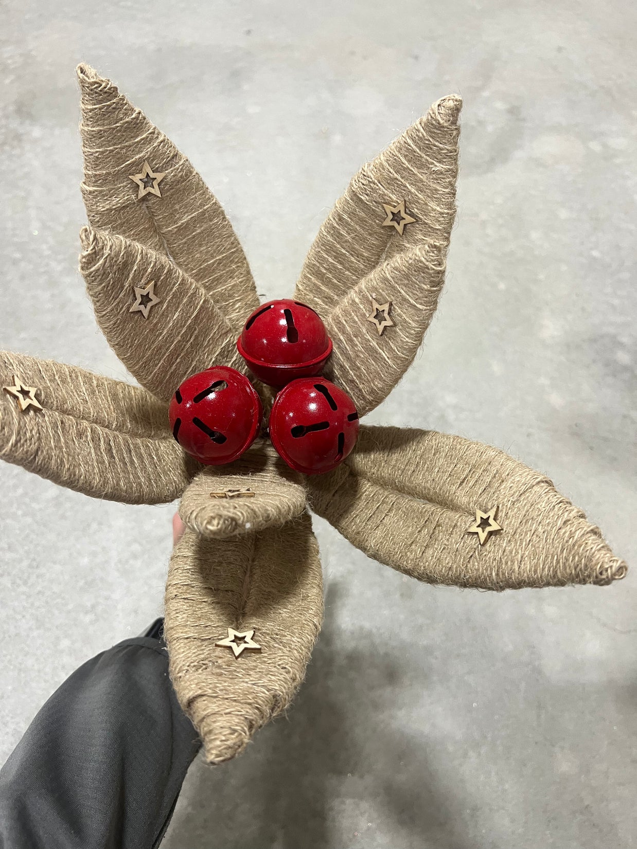 16" JUTE POINSETTIA PICK W/JINGLE BELL - XS413818