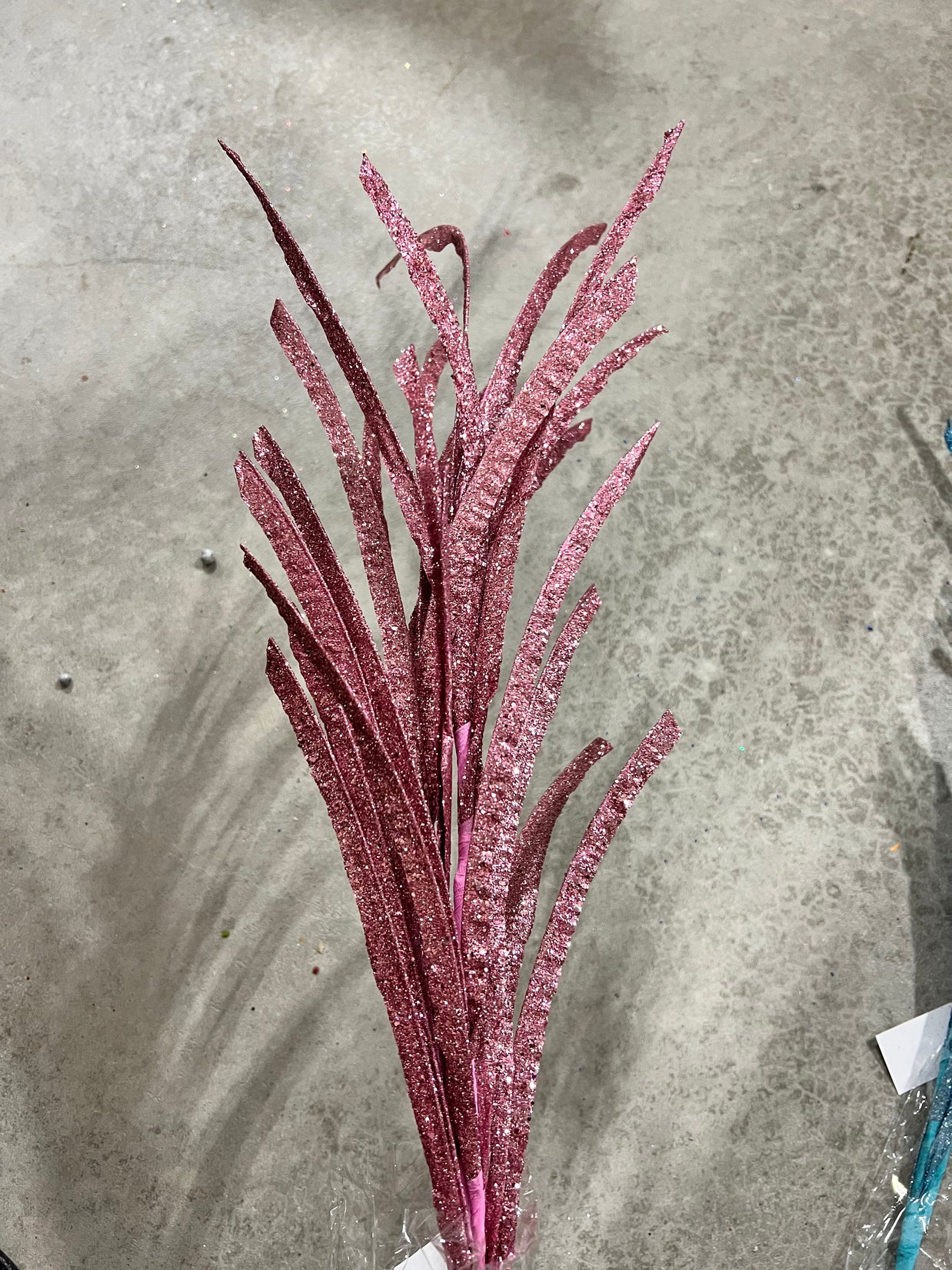 31"L GLITTERED/PAPER GRASS SPRAY - PINK - XS104922